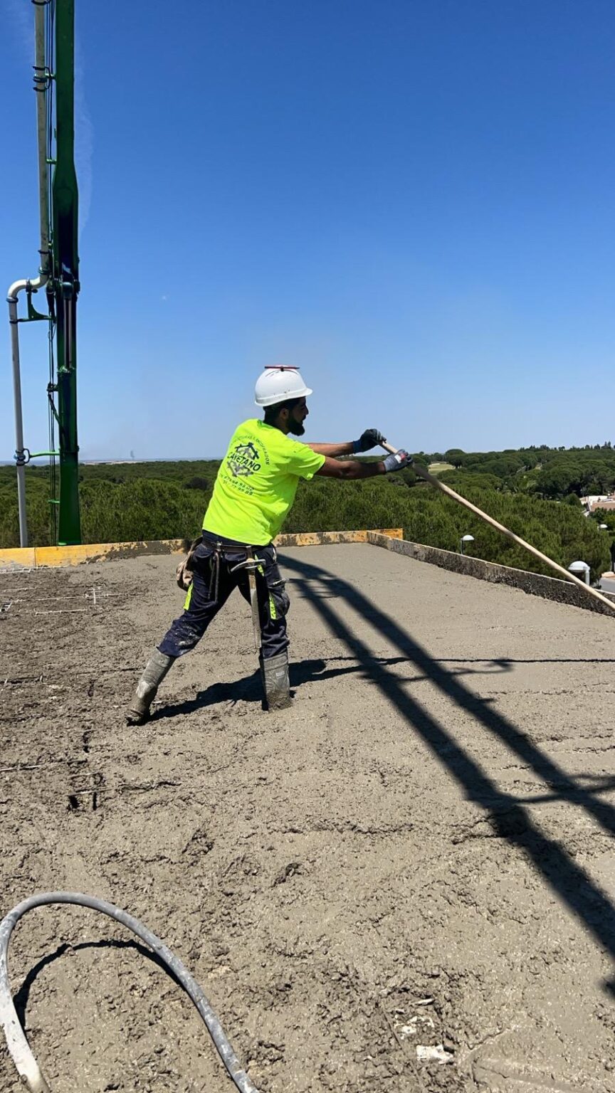 Replanteo preciso, encofrado bien armado, ferralla a medida, vertido y vibrado controlado, y curado correcto. Cada fase tiene responsable, checklist y control de calidad.