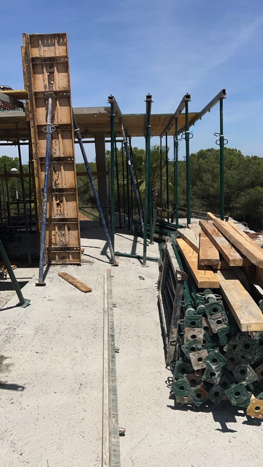 Ejecutamos cimentaciones, forjados y muros de hormigón con tolerancias estrictas, entregando superficies listas para continuar con cerramientos e instalaciones.