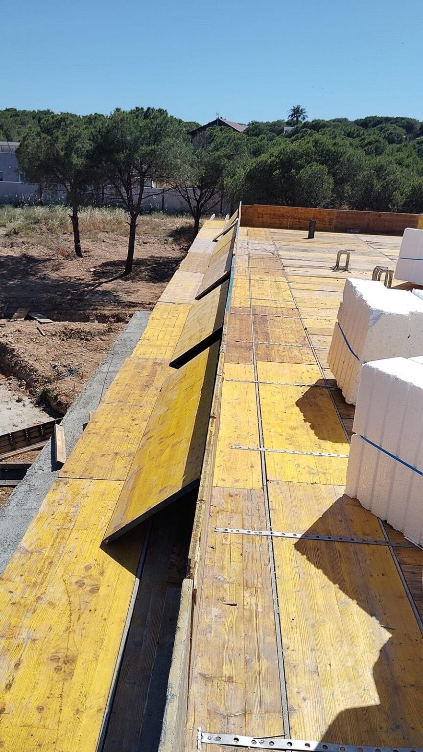 Ejecutamos cimentaciones, forjados y muros de hormigón con tolerancias estrictas, entregando superficies listas para continuar con cerramientos e instalaciones.