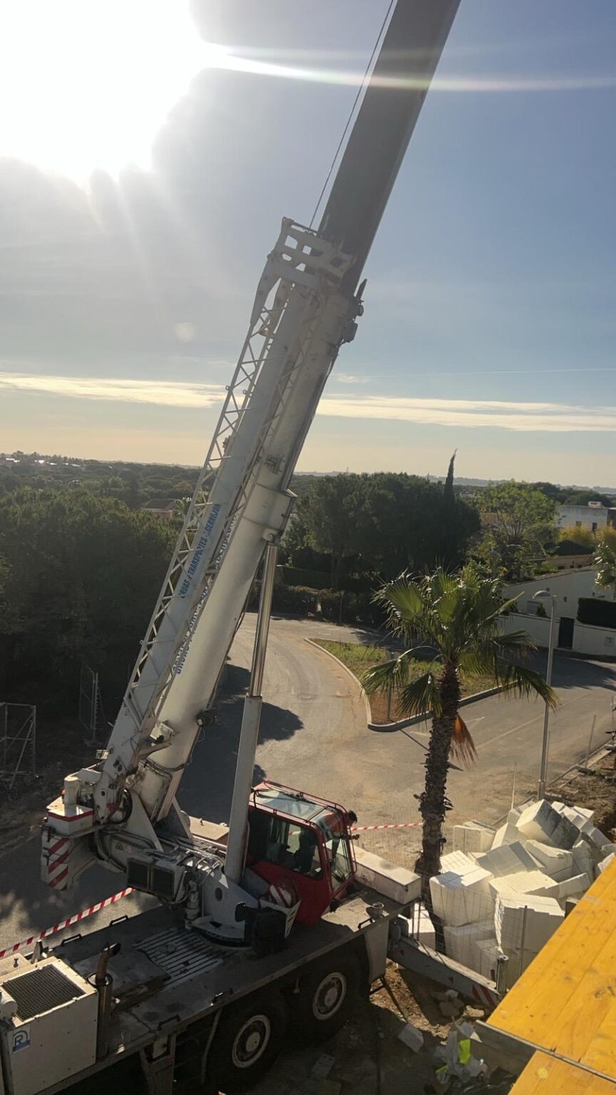 Ejecutamos cimentaciones, forjados y muros de hormigón con tolerancias estrictas, entregando superficies listas para continuar con cerramientos e instalaciones.