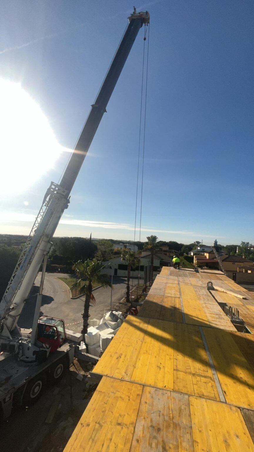 Ejecutamos cimentaciones, forjados y muros de hormigón con tolerancias estrictas, entregando superficies listas para continuar con cerramientos e instalaciones.