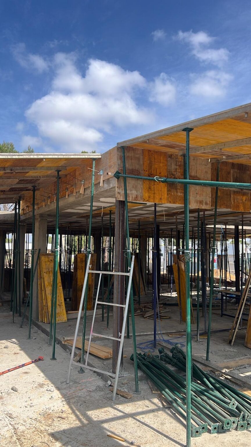 Ejecutamos cimentaciones, forjados y muros de hormigón con tolerancias estrictas, entregando superficies listas para continuar con cerramientos e instalaciones.