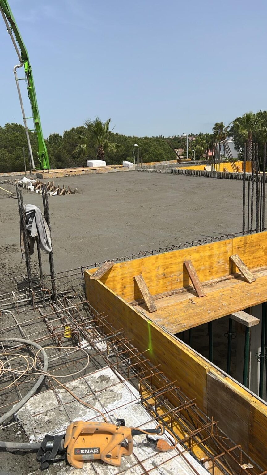 Replanteo preciso, encofrado bien armado, ferralla a medida, vertido y vibrado controlado, y curado correcto. Cada fase tiene responsable, checklist y control de calidad.