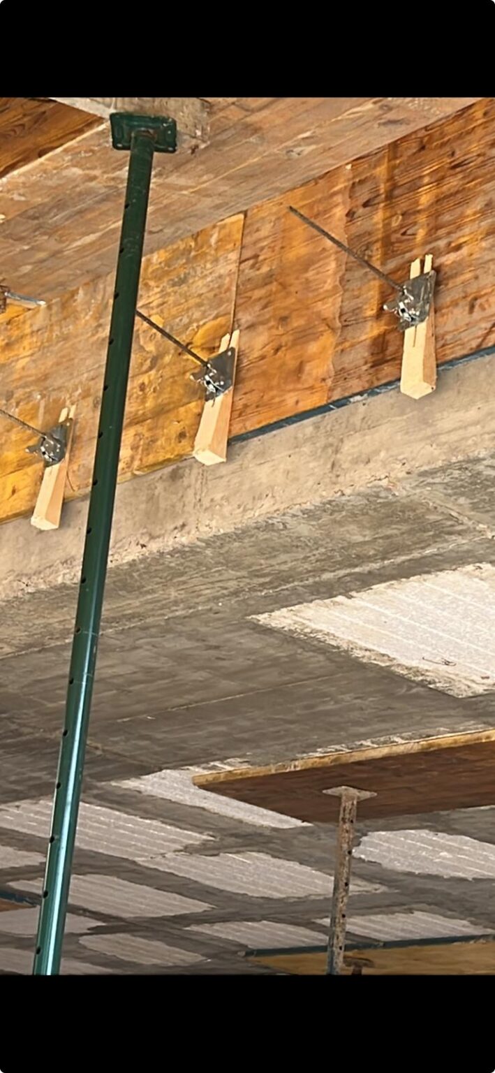 Replanteo preciso, encofrado bien armado, ferralla a medida, vertido y vibrado controlado, y curado correcto. Cada fase tiene responsable, checklist y control de calidad.