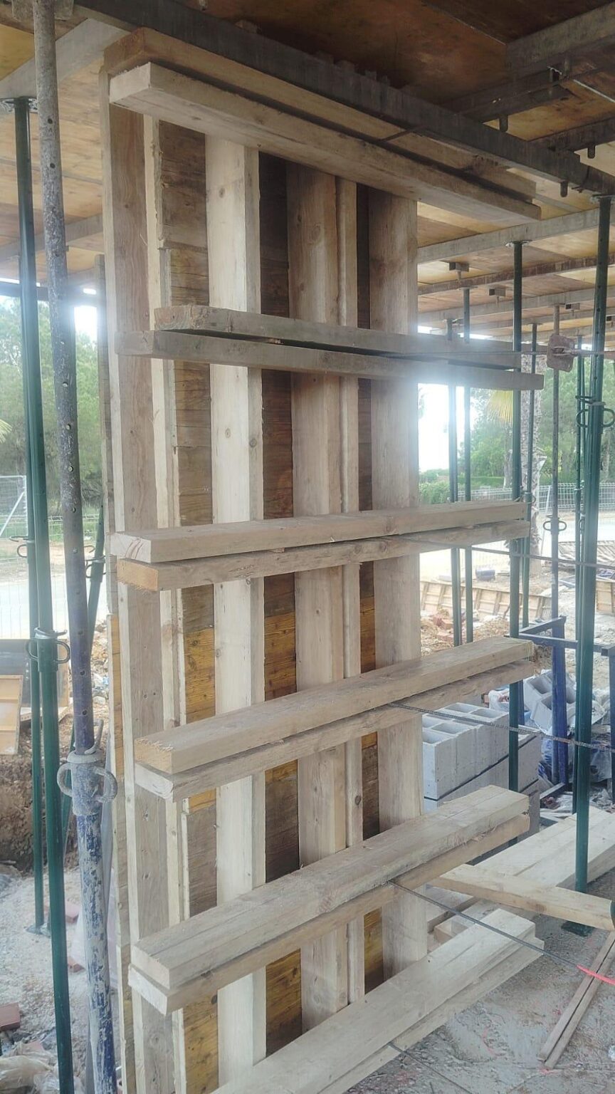 Ejecutamos cimentaciones, forjados y muros de hormigón con tolerancias estrictas, entregando superficies listas para continuar con cerramientos e instalaciones.