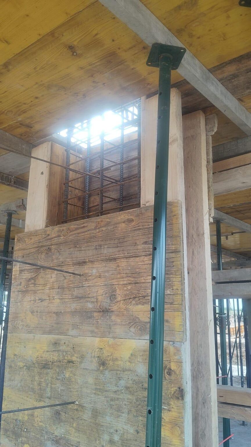 Ejecutamos cimentaciones, forjados y muros de hormigón con tolerancias estrictas, entregando superficies listas para continuar con cerramientos e instalaciones.