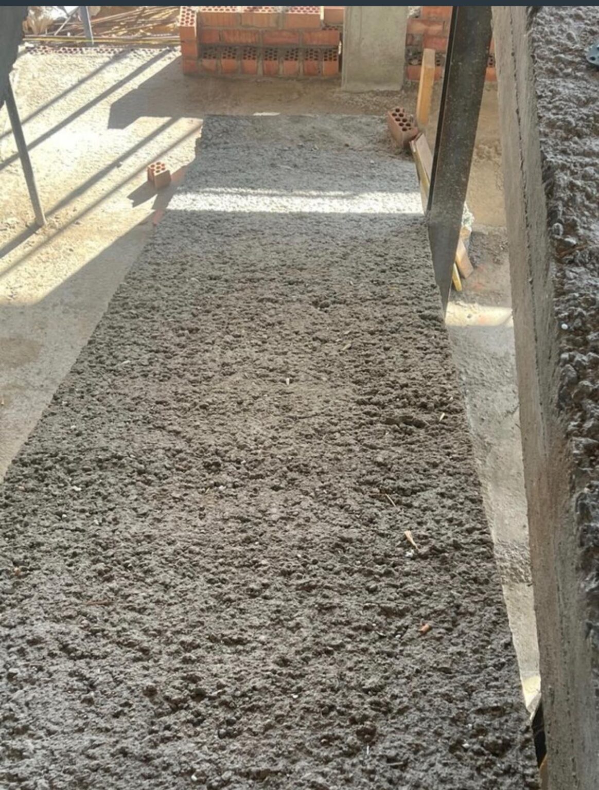 Ejecutamos cimentaciones, forjados y muros de hormigón con tolerancias estrictas, entregando superficies listas para continuar con cerramientos e instalaciones.