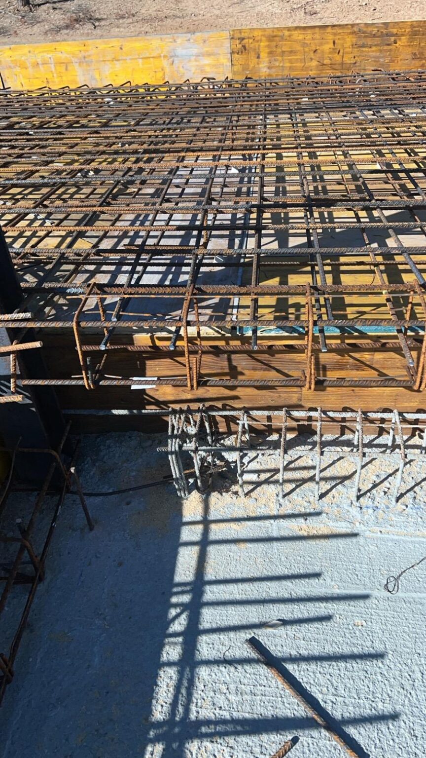 Replanteo preciso, encofrado bien armado, ferralla a medida, vertido y vibrado controlado, y curado correcto. Cada fase tiene responsable, checklist y control de calidad.